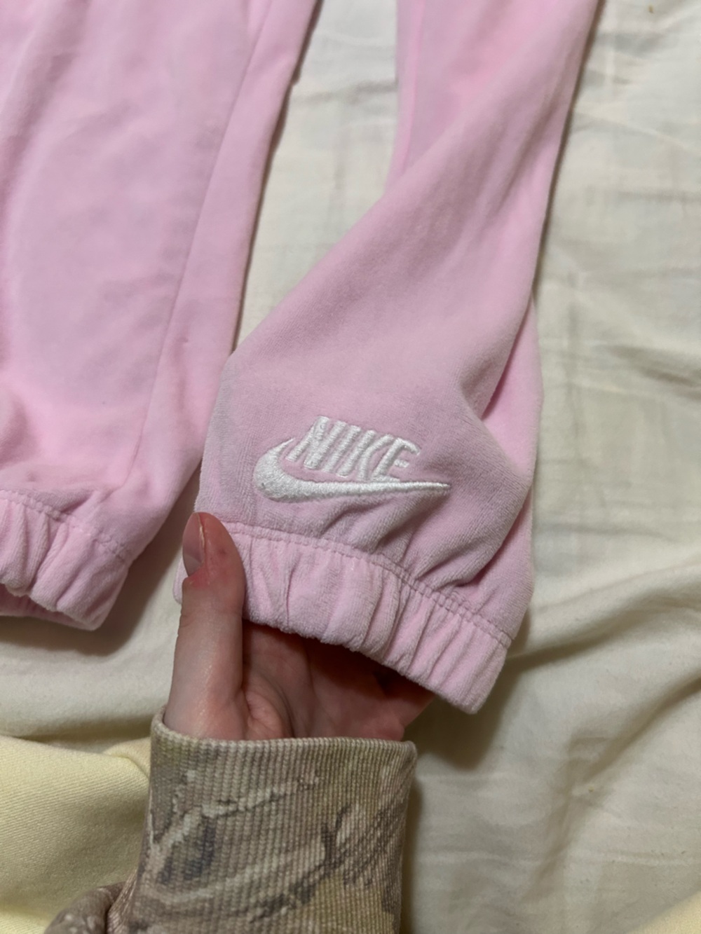 KIDS NIKE PINK VELOUR TRACKSUIT - Picture 4 of 7